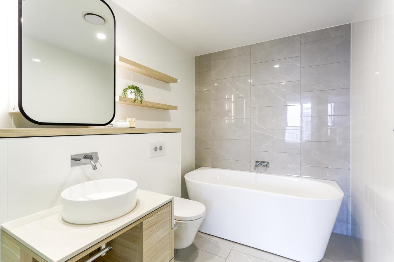 Sea View Beachfront Apartment In Surfers Gold Coast Kültér fotó